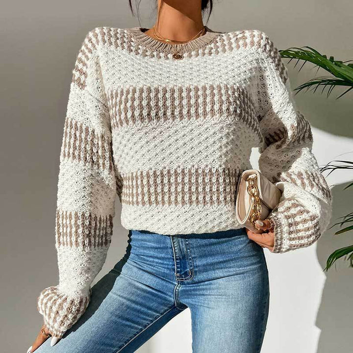 Kvinnors stickad tröja med ett raffinerat strukturerat mönster och modernt oversized snitt Mirla-Eva Jonsson