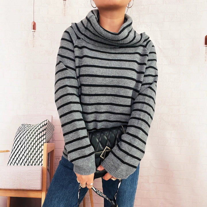 Kvinnors stickad tröja med hög krage och sidoknäppningsdetaljer Mirla-Eva Jonsson