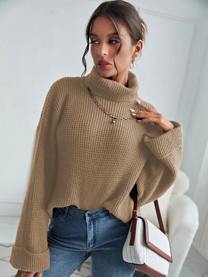 Kvinnors stickad tröja med hög krage och texturerade ärmar Mirla-Eva Jonsson