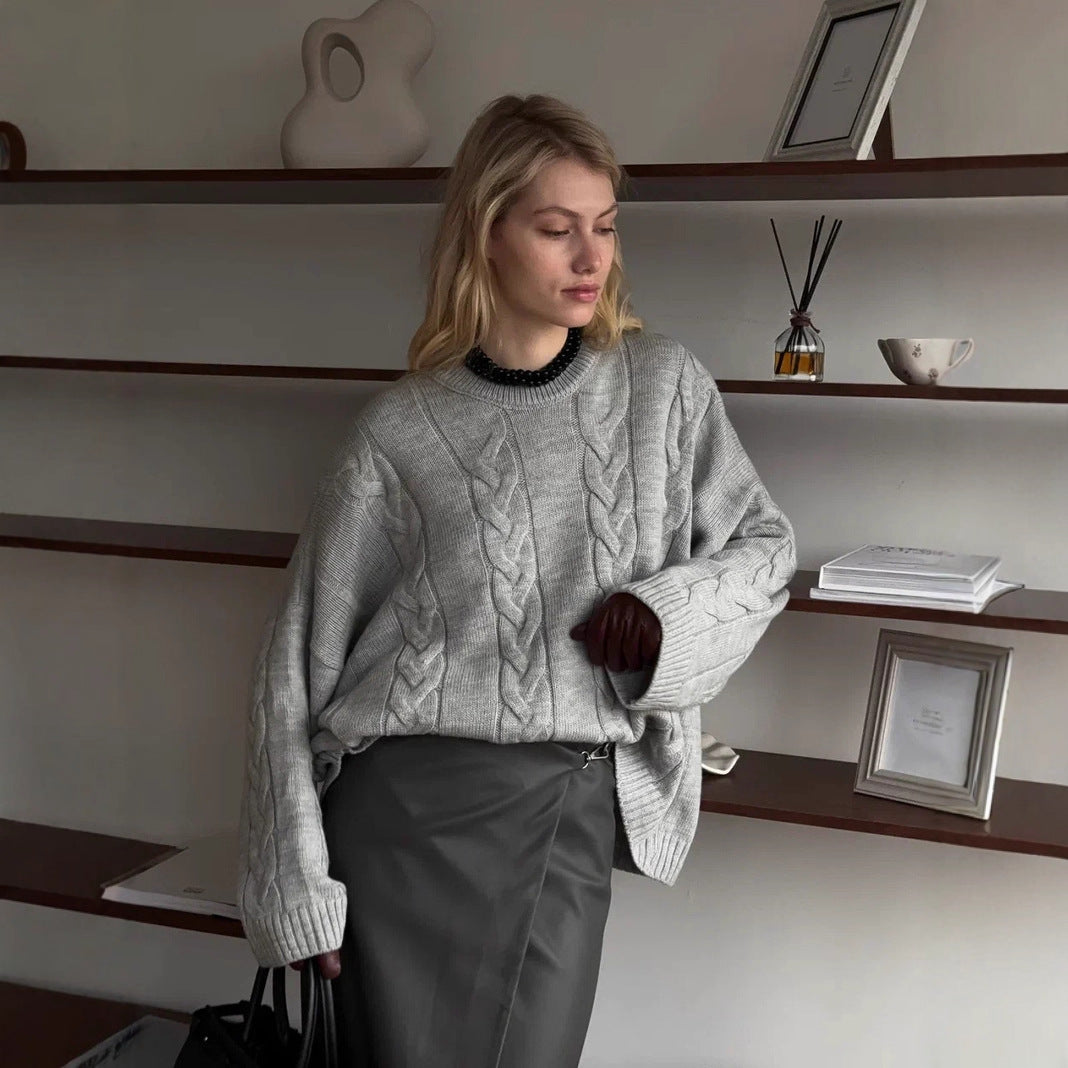 Kvinnors stickad tröja med kabelmönster och lätt skärning Mirla-Eva Jonsson