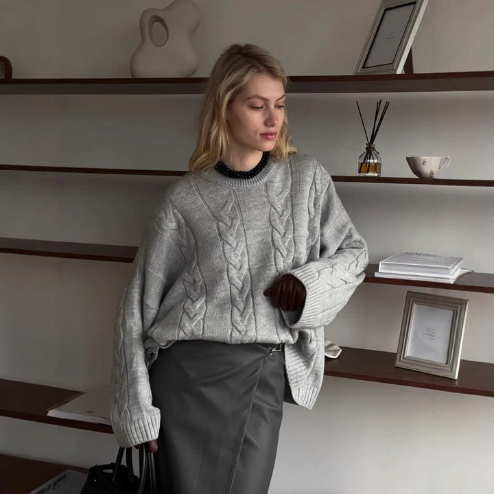 Kvinnors stickad tröja med kabelmönster och lätt skärning Mirla-Eva Jonsson