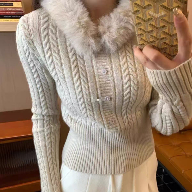 Kvinnors stickad tröja med lyxig pälskrage och eleganta knappdetaljer Mirla-Eva Jonsson