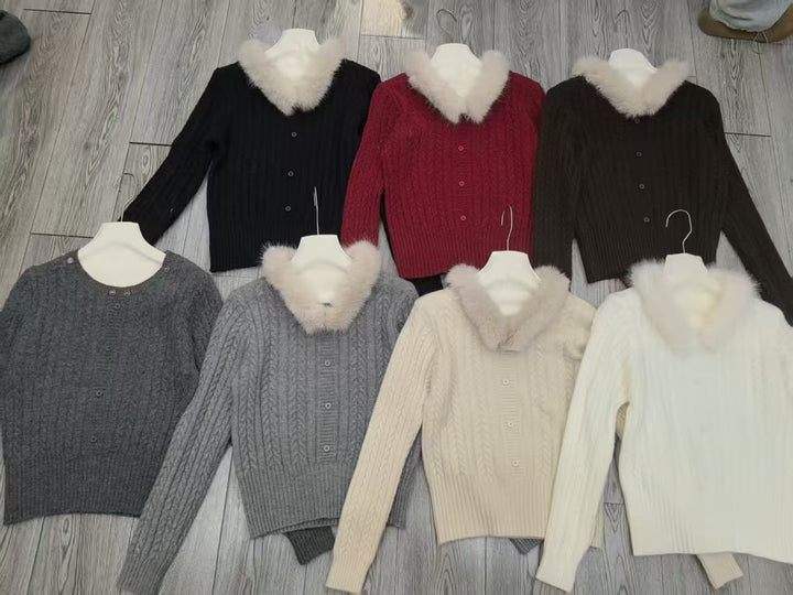 Kvinnors stickad tröja med lyxig pälskrage och eleganta knappdetaljer Mirla-Eva Jonsson