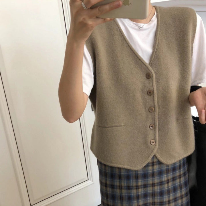 Kvinnors stickad väst med elegant knappslå och fint material Mirla-Eva Jonsson