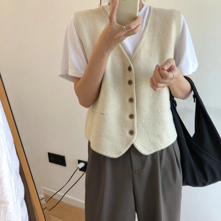 Kvinnors stickad väst med elegant knappslå och fint material Mirla-Eva Jonsson