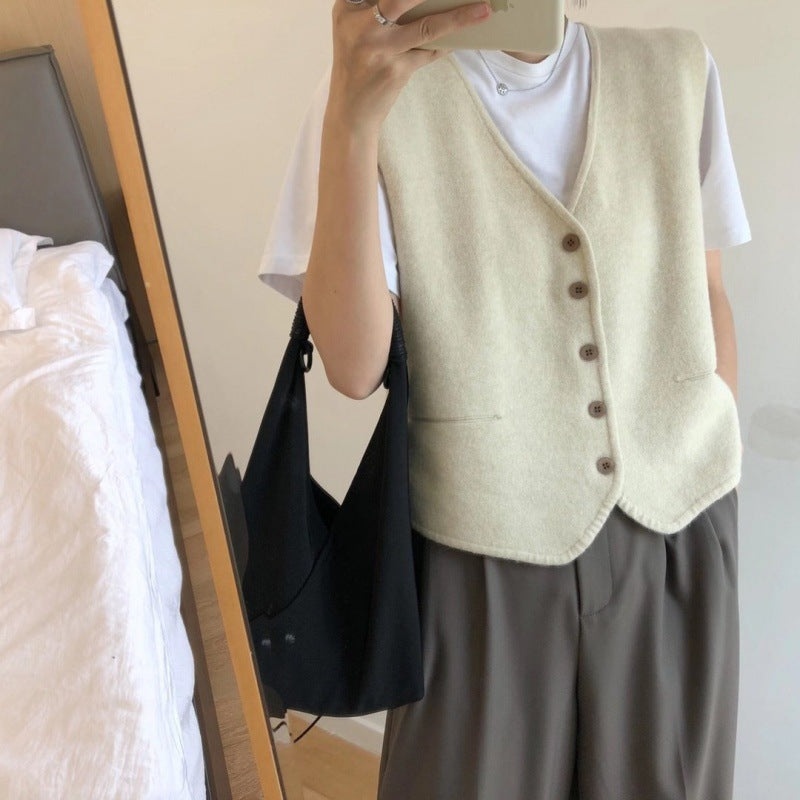 Kvinnors stickad väst med elegant knappslå och fint material Mirla-Eva Jonsson