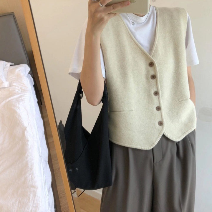 Kvinnors stickad väst med elegant knappslå och fint material Mirla-Eva Jonsson
