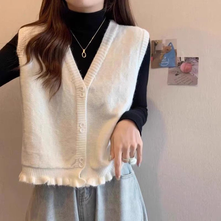 Kvinnors stickad väst med lekfull kjol med volanger Mirla-Eva Jonsson