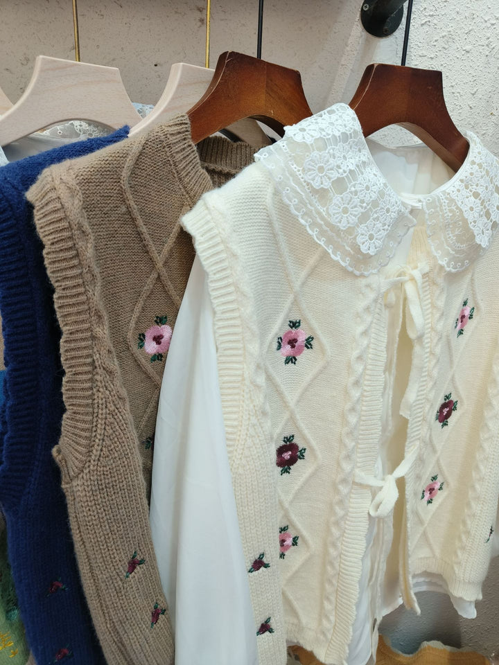 Kvinnors stickad väst med romantisk blommig broderi Mirla-Eva Jonsson
