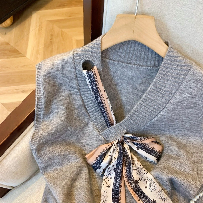 Kvinnors stickad väst med trendig scarf-applikation Mirla-Eva Jonsson