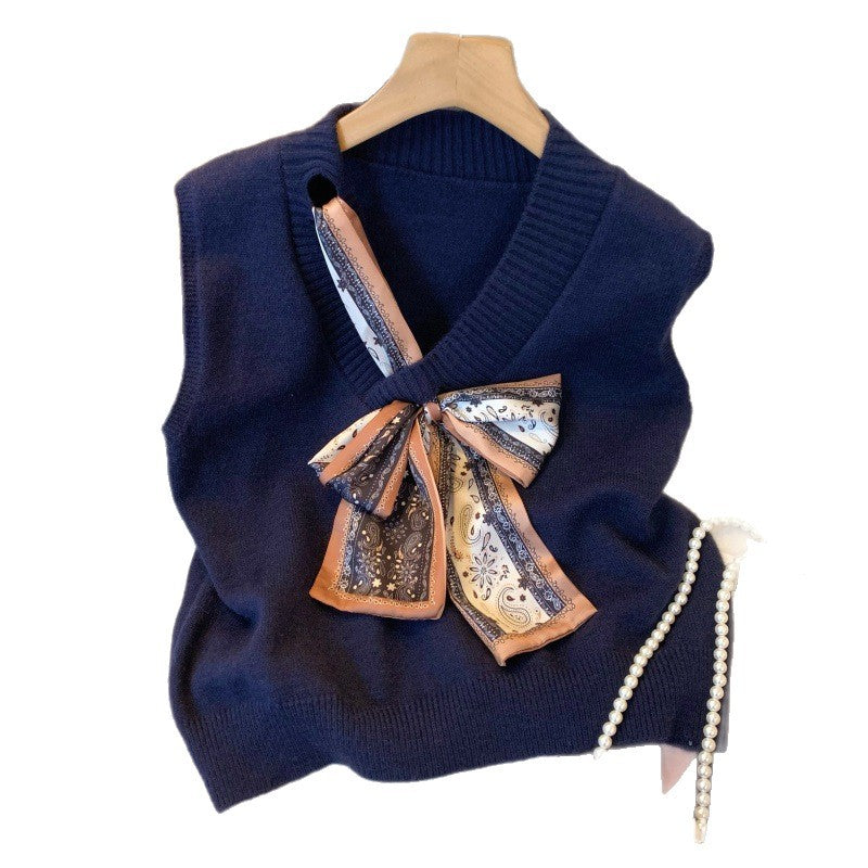 Kvinnors stickad väst med trendig scarf-applikation Mirla-Eva Jonsson