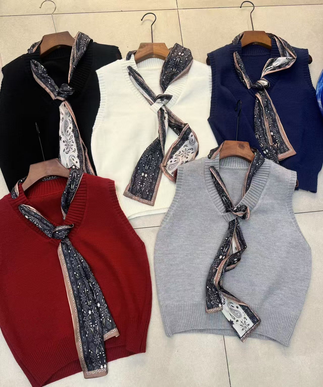Kvinnors stickad väst med trendig scarf-applikation Mirla-Eva Jonsson