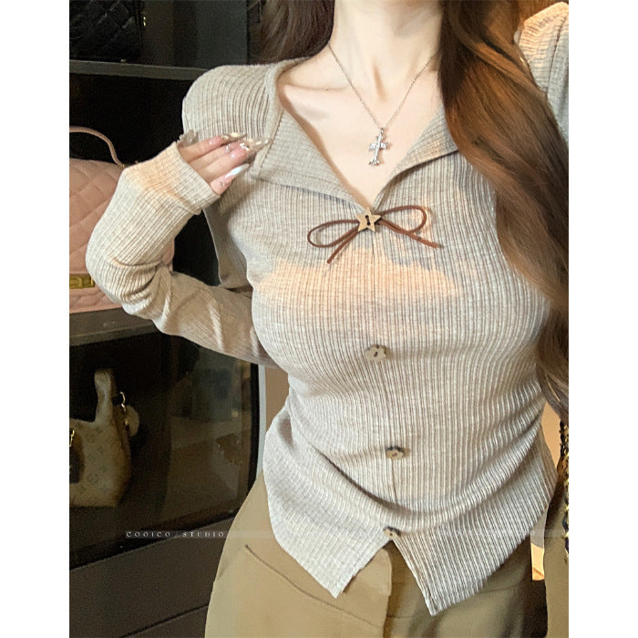 Kvinnors stickade blus med elegant rosett Mirla-Eva Jonsson
