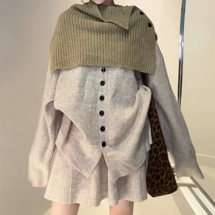 Kvinnors stickade ensemble med kragefri design och asymmetrisk knappdetalj Mirla-Eva Jonsson