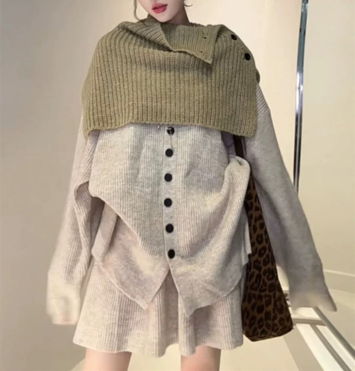 Kvinnors stickade ensemble med kragefri design och asymmetrisk knappdetalj Mirla-Eva Jonsson