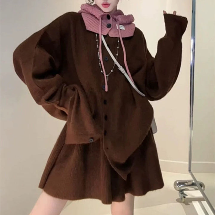 Kvinnors stickade ensemble med kragefri design och asymmetrisk knappdetalj Mirla-Eva Jonsson