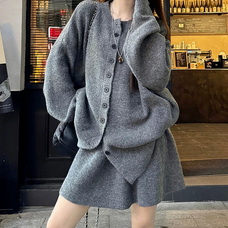 Kvinnors stickade ensemble med kragefri design och asymmetrisk knappdetalj Mirla-Eva Jonsson