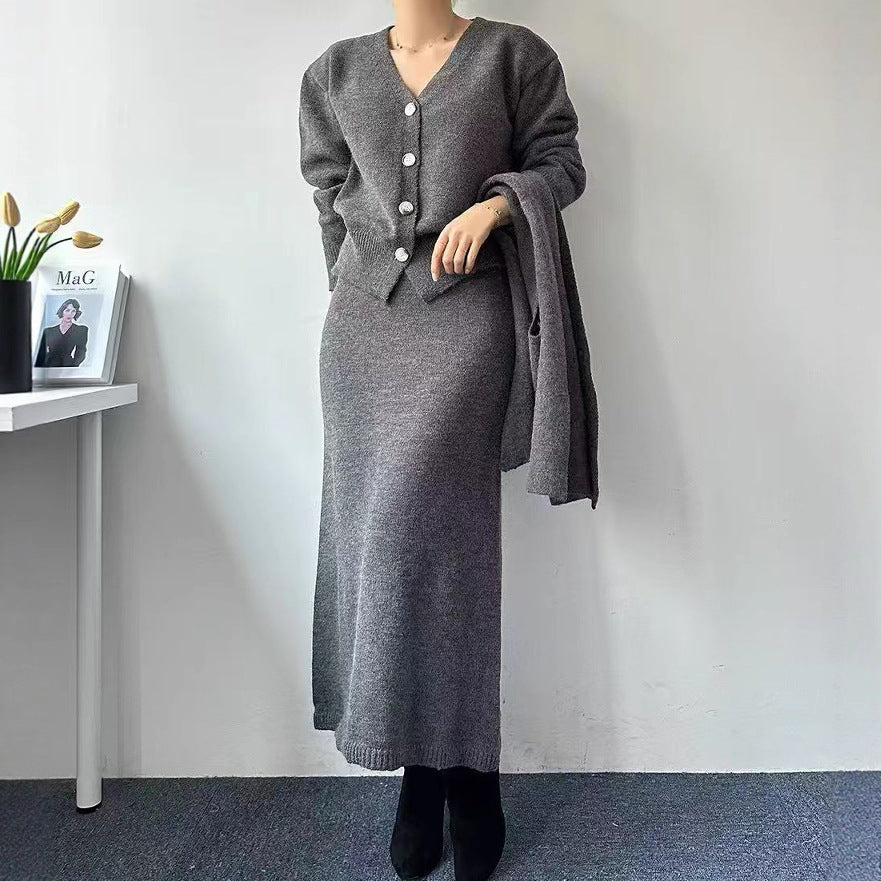 Kvinnors stickade ensemble med moderiktig krage och elegant silhuett Mirla-Eva Jonsson