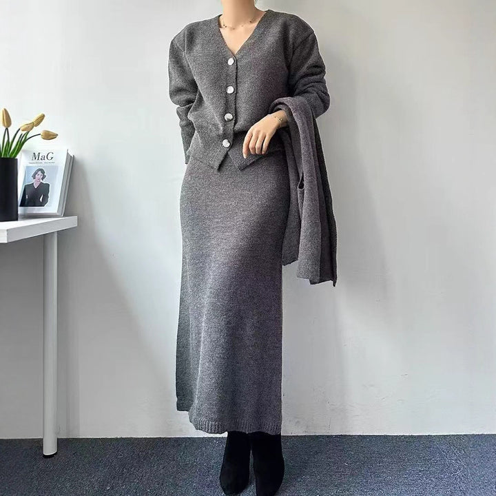 Kvinnors stickade ensemble med moderiktig krage och elegant silhuett Mirla-Eva Jonsson