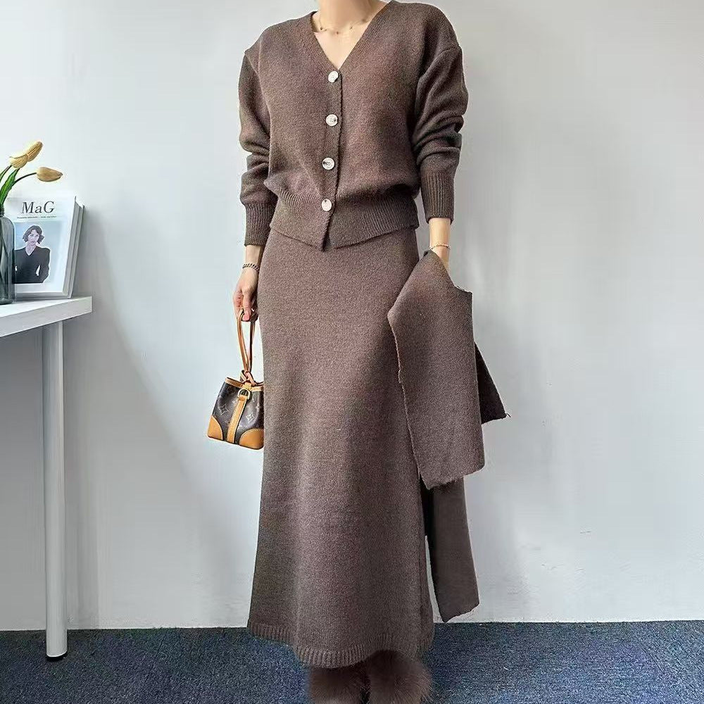 Kvinnors stickade ensemble med moderiktig krage och elegant silhuett Mirla-Eva Jonsson