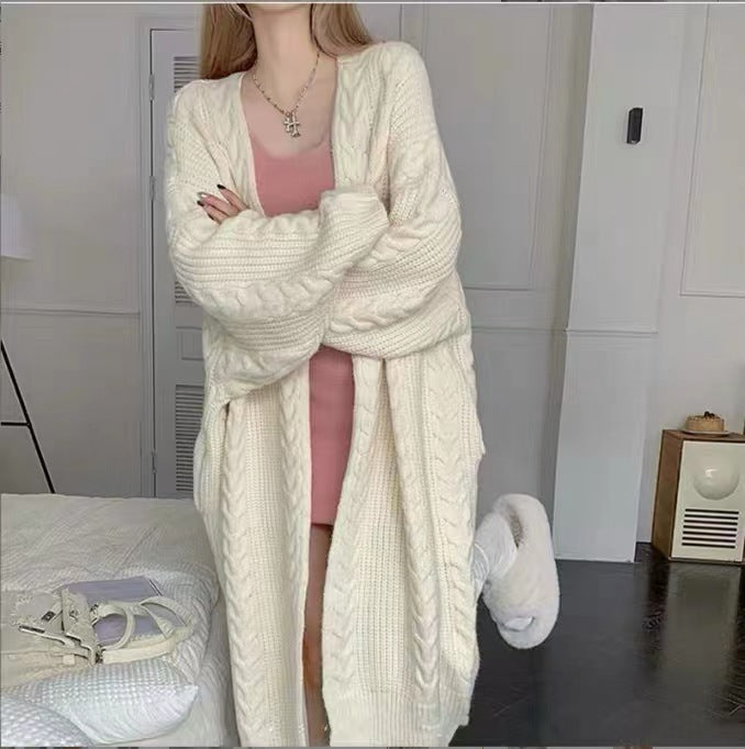 Kvinnors stickade kappa med kabelmönster och avslappnad passform Mirla-Eva Jonsson