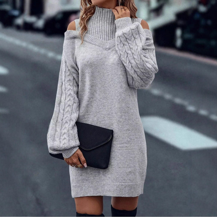 Kvinnors stickade klänning med asymmetrisk off-shoulder design och voluminösa ärmar Mirla-Eva Jonsson