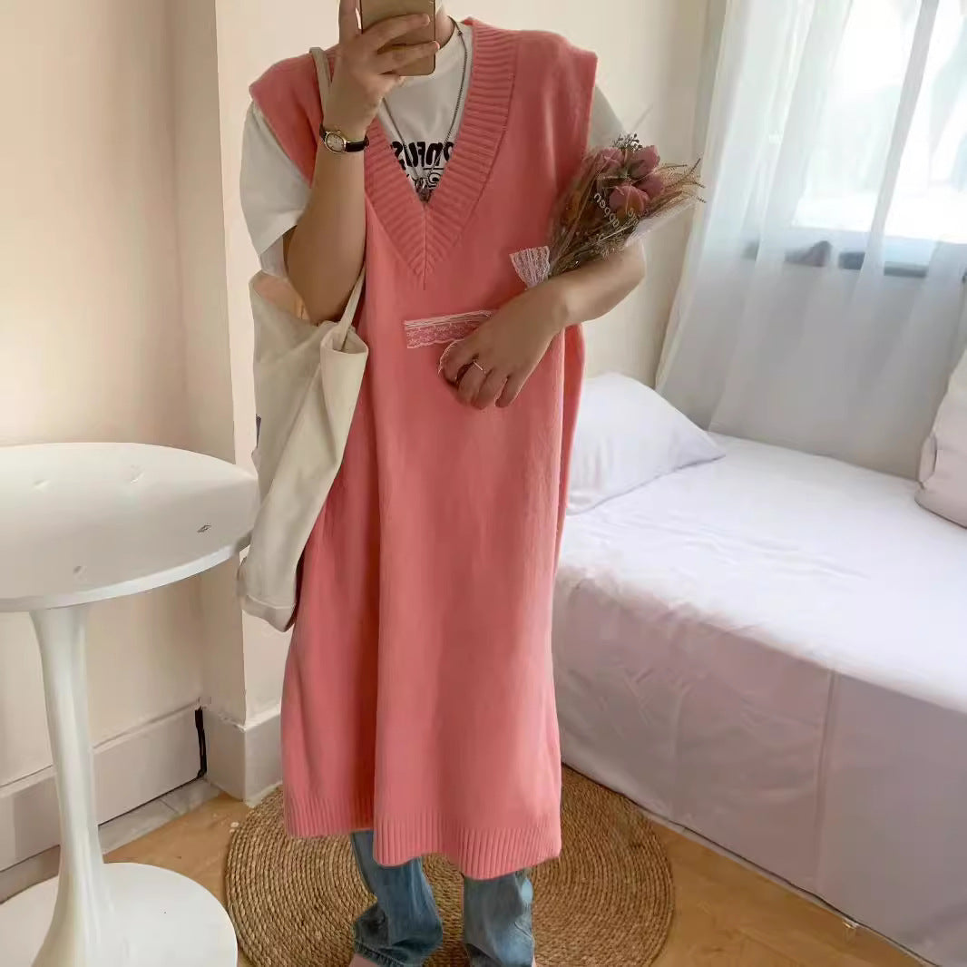 Kvinnors stickade klänning med elegant V-ringning och sidoklyvning Mirla-Eva Jonsson