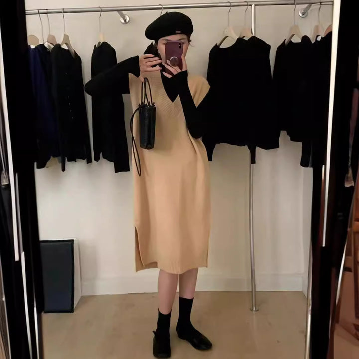Kvinnors stickade klänning med elegant V-ringning och sidoklyvning Mirla-Eva Jonsson