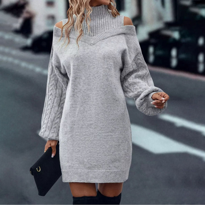 Kvinnors stickade klänning med off-shoulder-look och modernt kabeldesign Mirla-Eva Jonsson