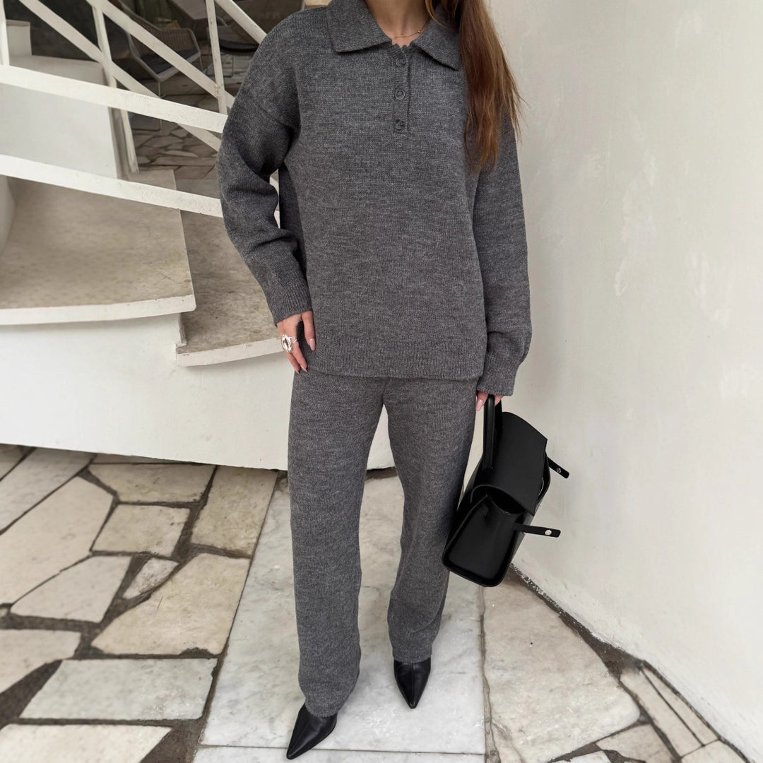 Kvinnors stickade loungedräktset med elegant skärning och behagligt mjukt material Mirla-Eva Jonsson