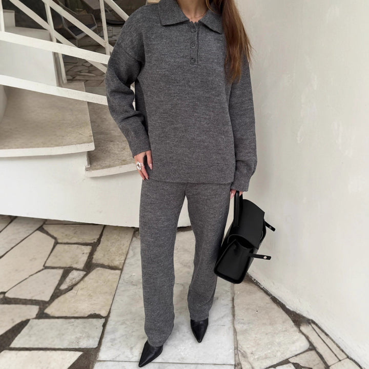 Kvinnors stickade loungedräktset med elegant skärning och behagligt mjukt material Mirla-Eva Jonsson