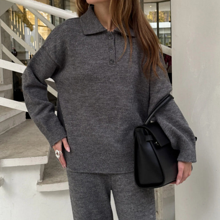 Kvinnors stickade loungedräktset med elegant skärning och behagligt mjukt material Mirla-Eva Jonsson