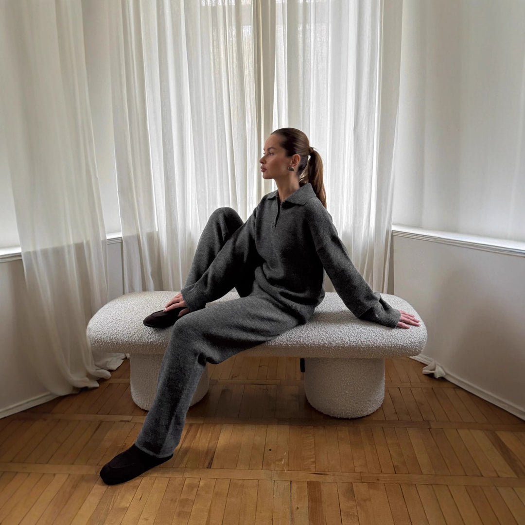 Kvinnors stickade loungedräktset med elegant skärning och behagligt mjukt material Mirla-Eva Jonsson