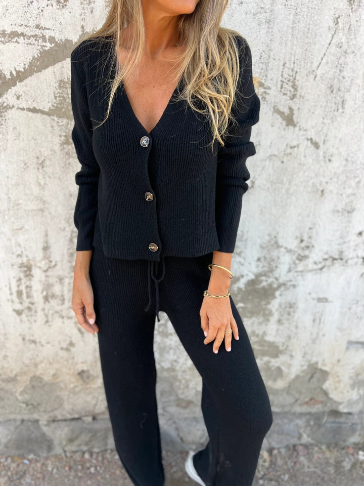 Kvinnors stickade loungewear-set med knappdetaljer och elastisk midja Mirlaig-Eva Jonsson
