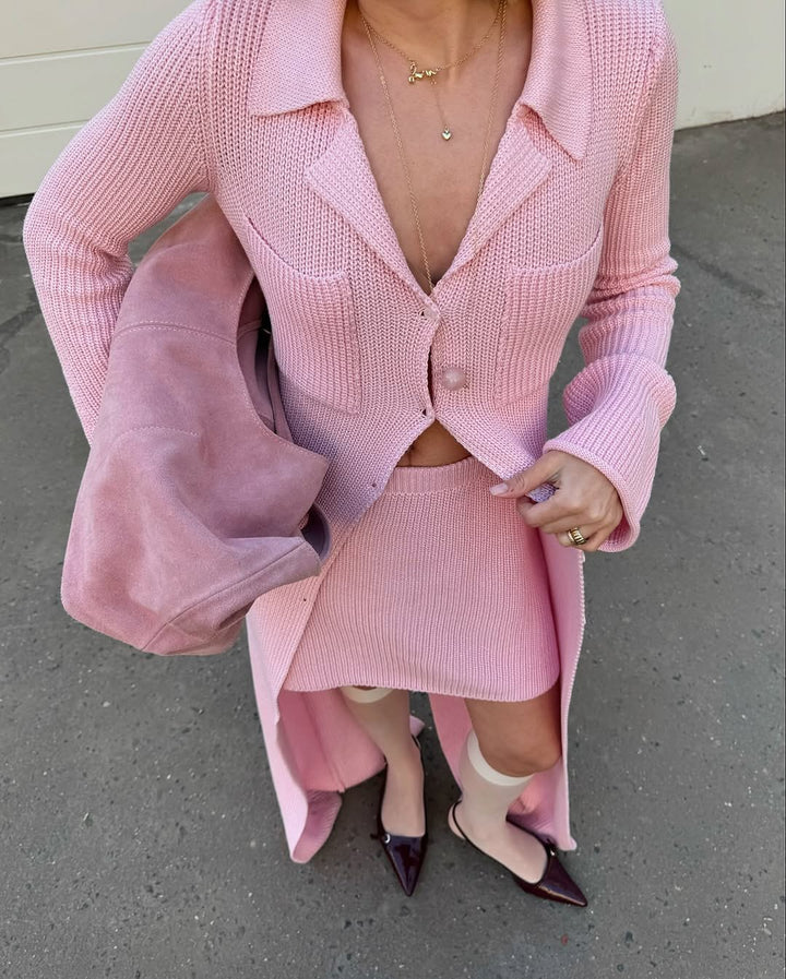 Kvinnors stickat set med skräddarsydd blazer och trendig kjol Mirla-Eva Jonsson