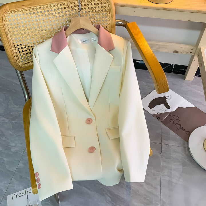 Kvinnors stiliga blazer med elegant krage och speciella knapppdetaljer Mirla-Eva Jonsson