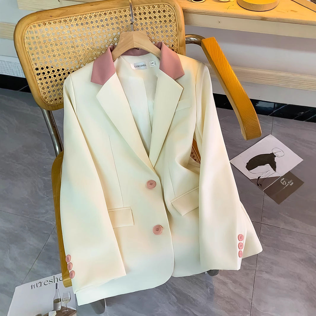 Kvinnors stiliga blazer med elegant krage och speciella knapppdetaljer Mirla-Eva Jonsson