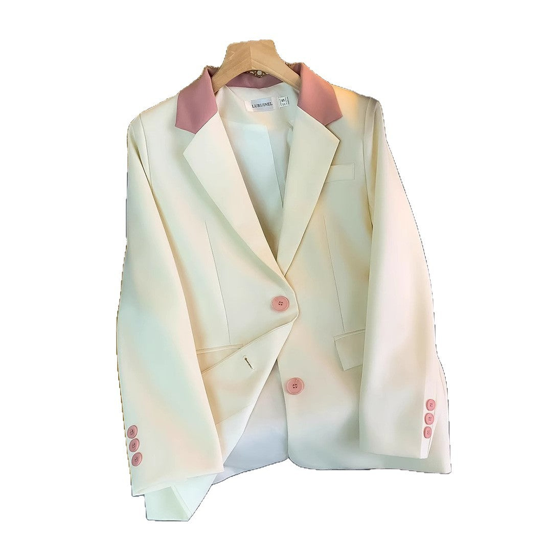 Kvinnors stiliga blazer med elegant krage och speciella knapppdetaljer Mirla-Eva Jonsson