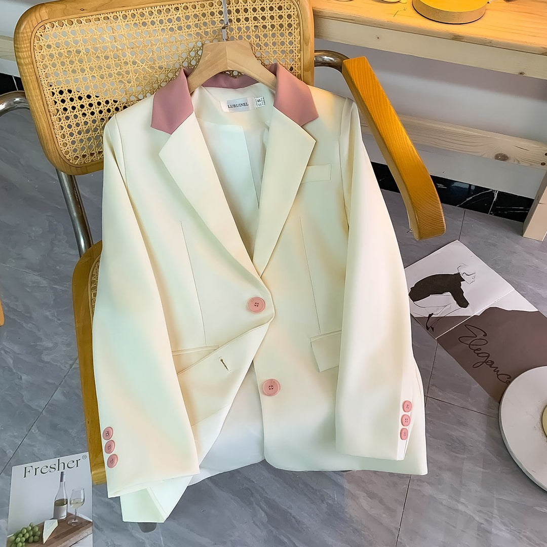 Kvinnors stiliga blazer med elegant krage och speciella knapppdetaljer Mirla-Eva Jonsson