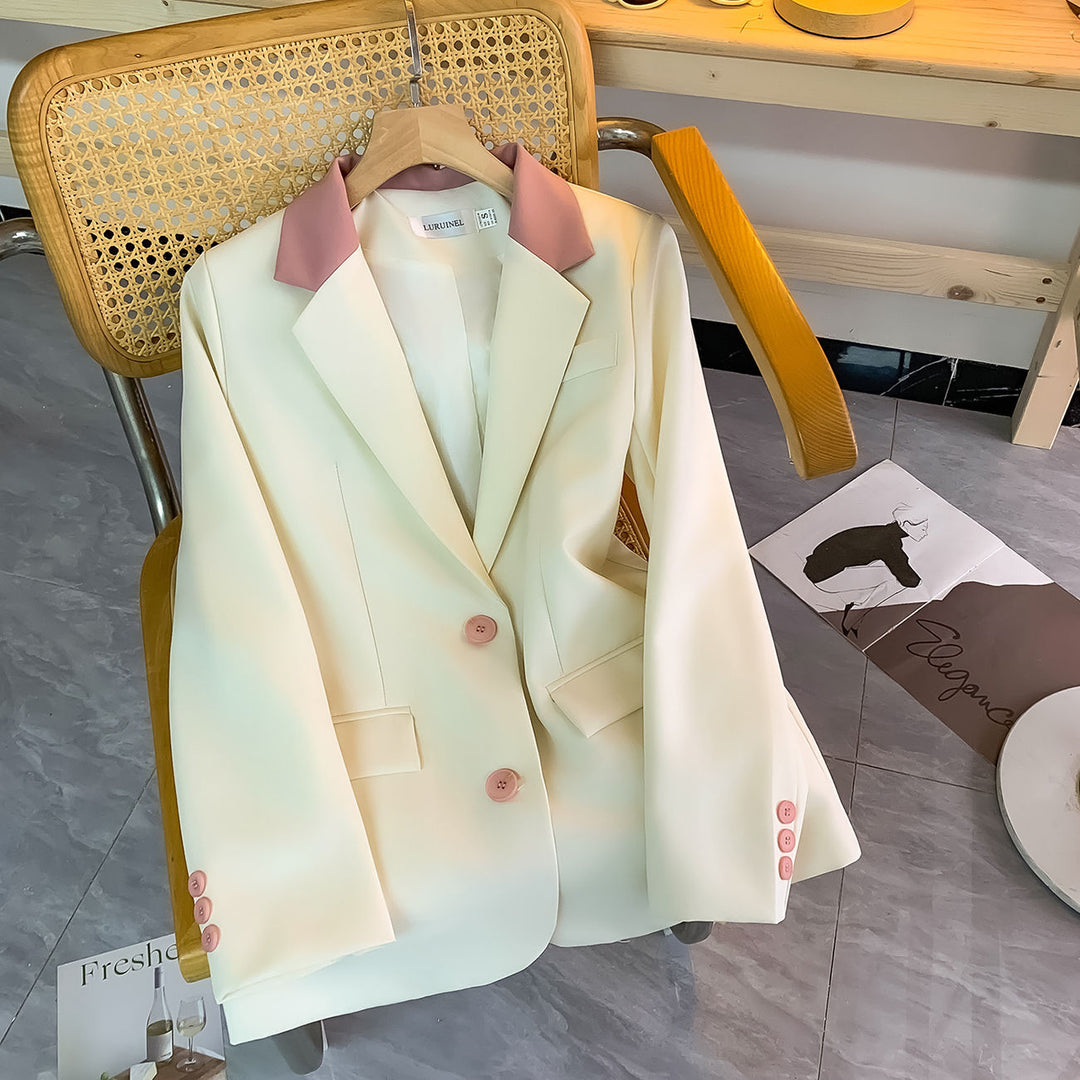 Kvinnors stiliga blazer med elegant krage och speciella knapppdetaljer Mirla-Eva Jonsson