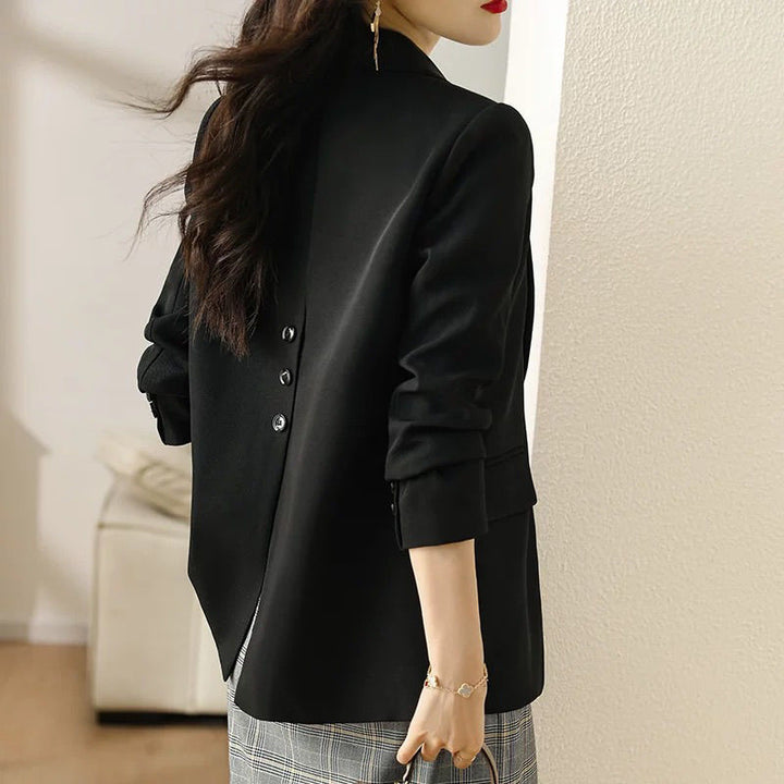 Kvinnors stiliga blazer med klassisk skärning och eleganta detaljer Mirla-Eva Jonsson