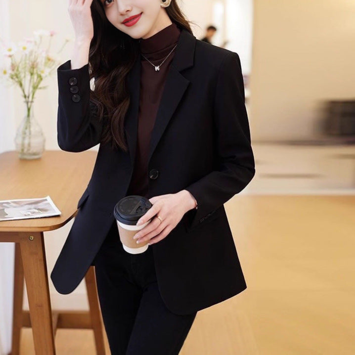 Kvinnors stiliga blazer med klassisk skärning och eleganta detaljer Mirla-Eva Jonsson