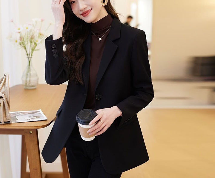 Kvinnors stiliga blazer med klassisk skärning och eleganta detaljer Mirla-Eva Jonsson