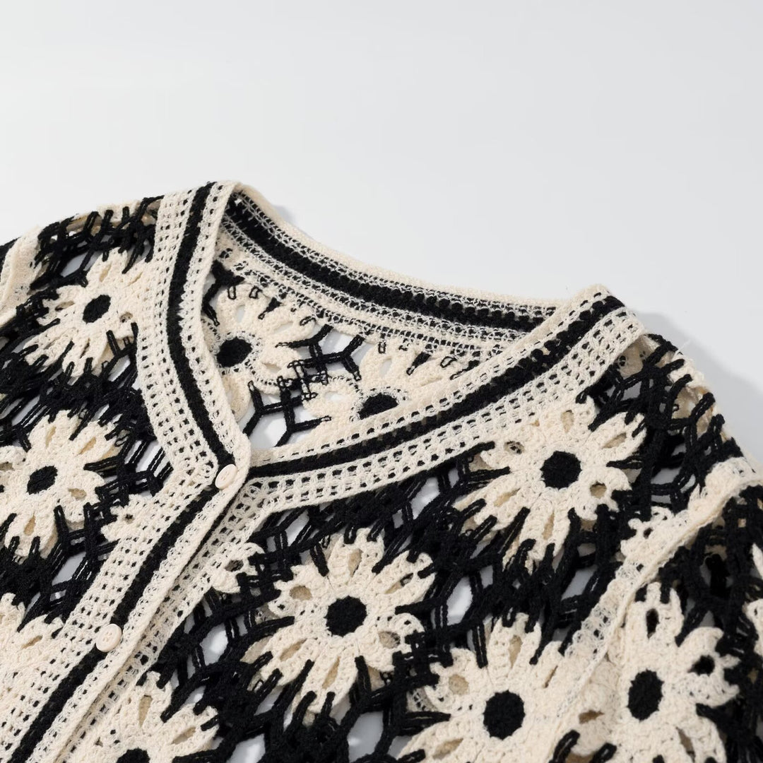 Kvinnors stiliga cardigan med blommönster och praktiska fickor Mirla-Eva Jonsson