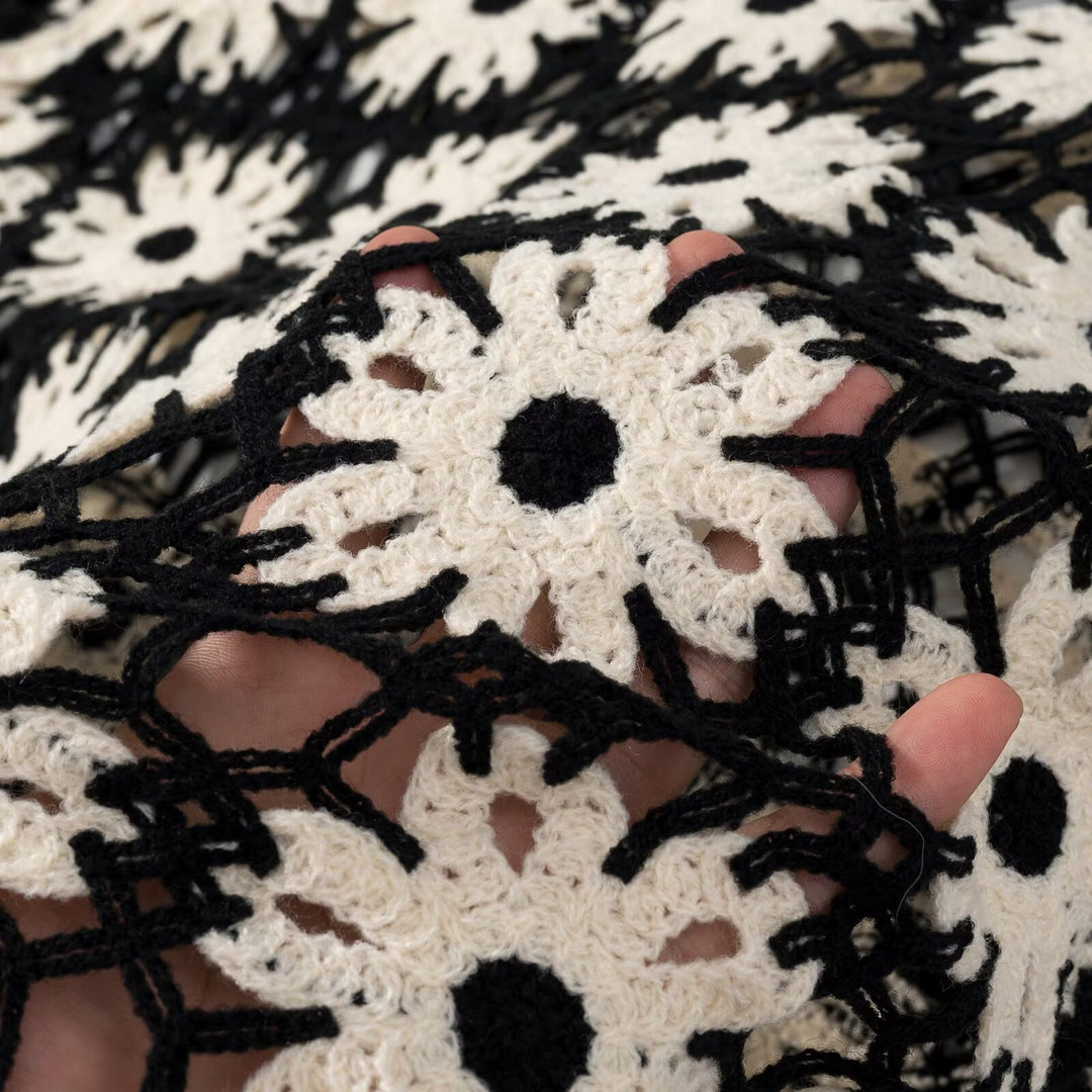 Kvinnors stiliga cardigan med blommönster och praktiska fickor Mirla-Eva Jonsson