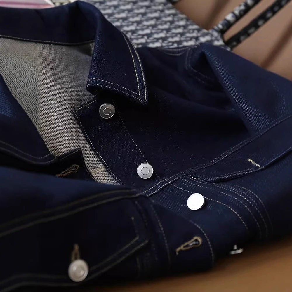 Kvinnors stiliga denimjacka med dekorativa fickor och kontinuerlig knäppning Mirla-Eva Jonsson