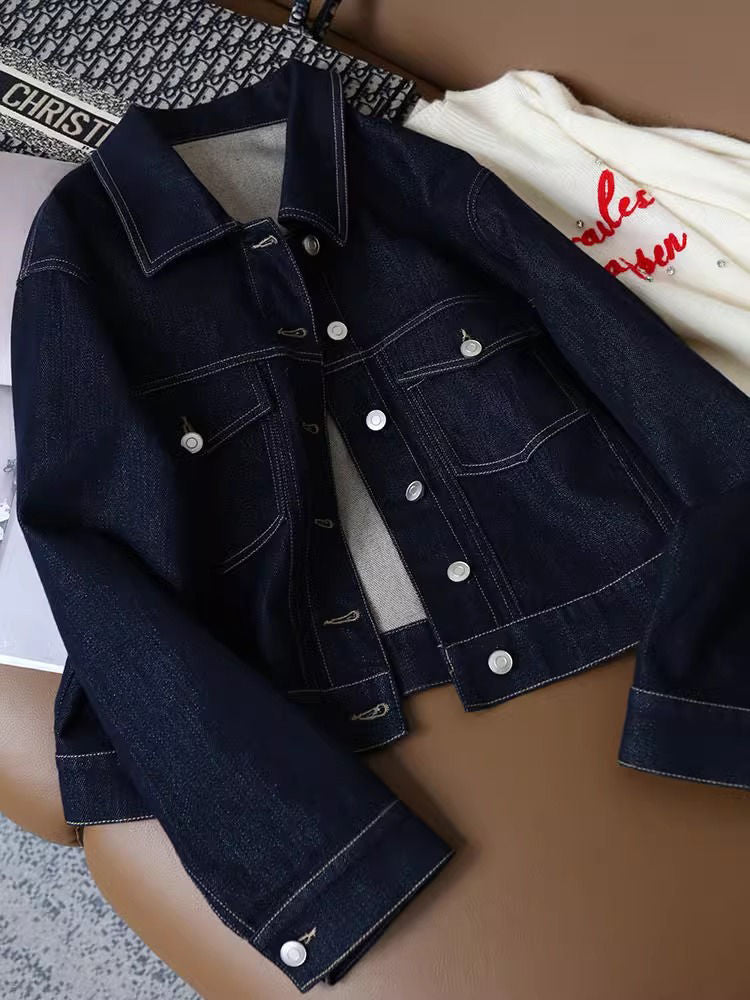 Kvinnors stiliga denimjacka med dekorativa fickor och kontinuerlig knäppning Mirla-Eva Jonsson