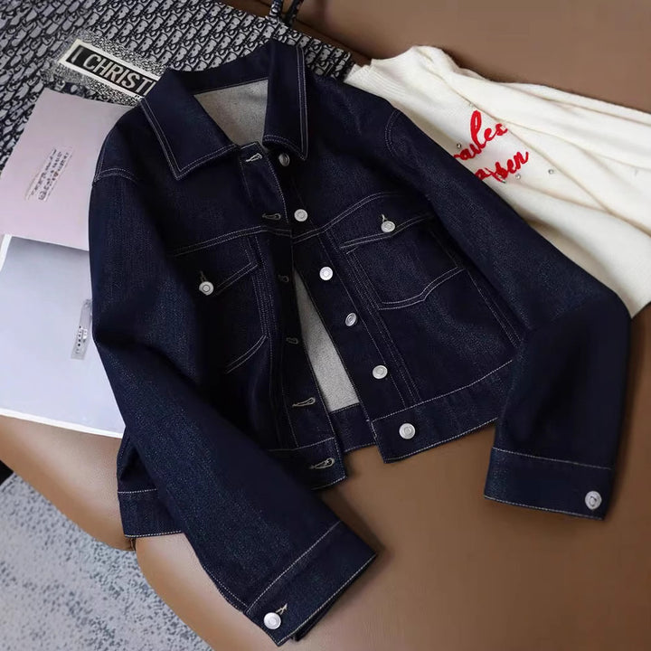 Kvinnors stiliga denimjacka med dekorativa fickor och kontinuerlig knäppning Mirla-Eva Jonsson