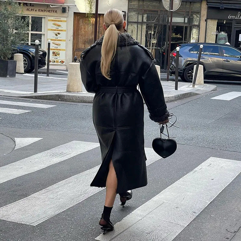 Kvinnors stiliga faux läderjacka med lyxig faux päls krage Mirla-Eva Jonsson