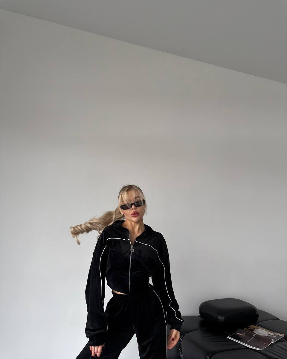 Kvinnors stiliga fleece träningsdräkt med kort dragkedja och elastisk midja Mirla-Eva Jonsson